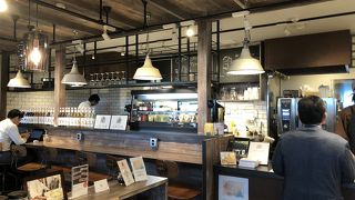 空港出発ラウンジ内で一杯やるならここ