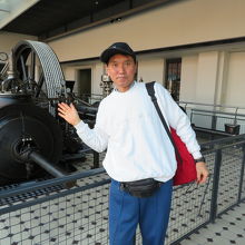 ディーゼル機関の前で