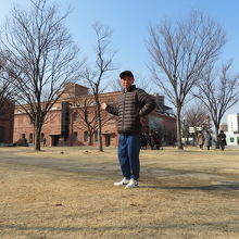 レンガ造りの建物の前で