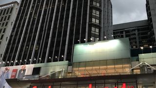 パビリオンと地下道で結ばれています。