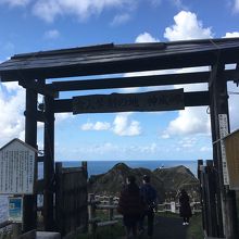 遊歩道入口には女人禁制の門