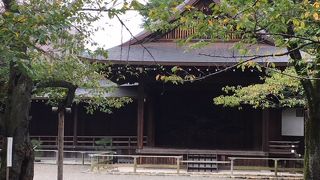 どこか歴史を感じる能楽堂