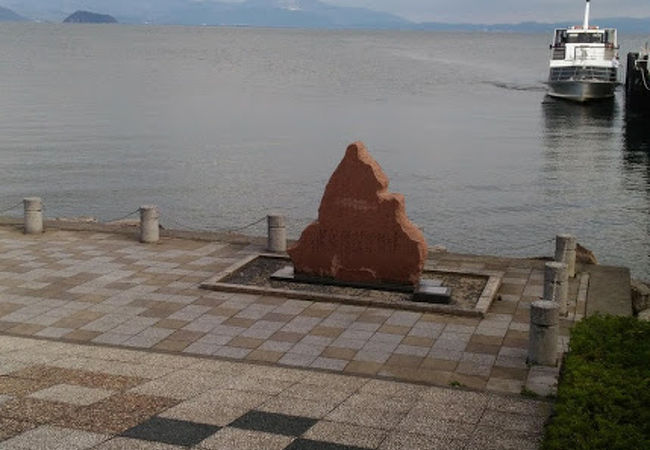 港の湖畔にある記念碑　資料館に行けは十分　写真のスポットにはよい