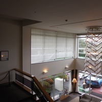 ホテル内観、２階から１階ロビー