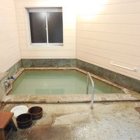 源泉掛け流しの貸切風呂（１階）