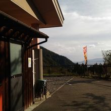 テラスから奥琵琶湖が見える