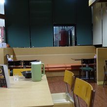 店内の座席はこうなってます。