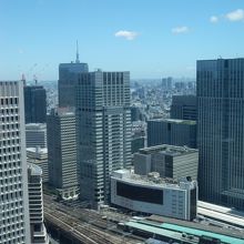 　東京駅が一望できるロケーションにあります