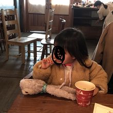 ショーに夢中になりながら食べています（笑）