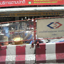 中華街の街中でも、地下鉄の地下の延長工事が実施されています。