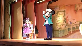 待っていれば近くで見れます。