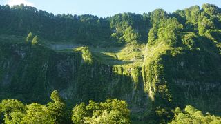 人をけっして寄せ付けない城壁に見立てたのは確かにうまい表現