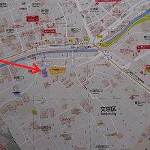 江戸川橋体育館は、神田川の古川橋を渡ってすぐの場所にあります