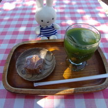 食後に冷やし抹茶を。もみじ饅頭はサービス。