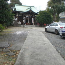 階段を昇り、鳥居を潜ると参道がつづきます。その先が本社殿です