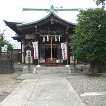 狭いながらも石畳の参道の先に、小日向神社の本社殿があります。