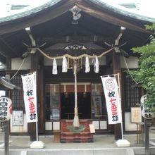 小日向神社の本社殿の正面です。伝統を感じる社殿の造りです。
