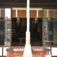 小日向神社の本社殿の正面の様子です。奥が少し見えています。