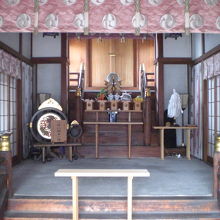 小日向神社の本社殿の正面の奥の様子です。やや広い感じです。