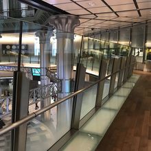 東京駅のドーム下の中階にある回廊