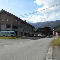 飯豊山を背に、山と人里の境に建つ