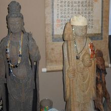 廊下には延命地蔵尊などの仏像やお経が飾られている。