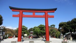 鶴岡八幡宮入り口にある鳥居