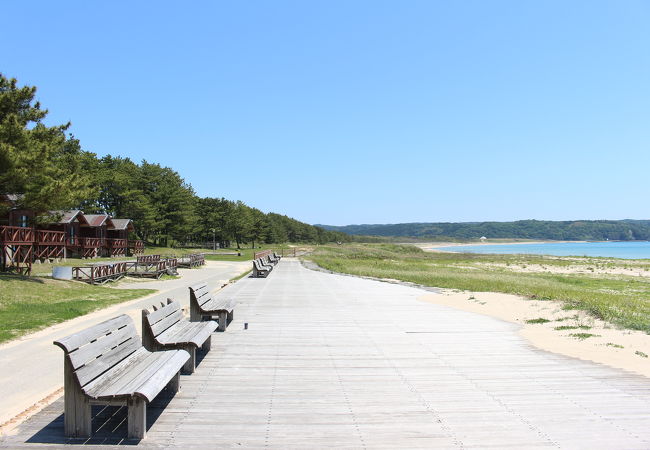 海岸沿いにバンガローがありました