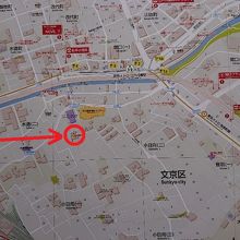 福勝寺は、神田川から服部坂を登り、小日向神社の東側です。