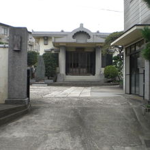 福勝寺の入口の様子です。施設は、本堂のみです。左側は、墓地区