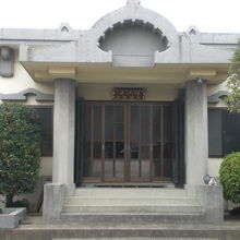 福勝寺の門を入ると、本堂があります。至って簡素な本堂です。