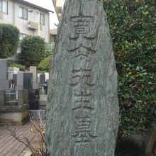 本堂の入口の横には、大きく立派な石碑があります。墓石でしょう