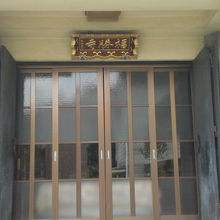 福勝寺の本堂の入口です。ガラス戸の入口で、とても簡素な感じ。