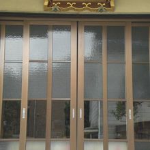 福勝寺の本堂のガラス製の戸の上部には、額が掲げられています。