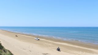 特異な、車の行き交う海岸