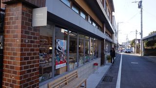 「町の本屋さん」の復権にかけるブックカフェ