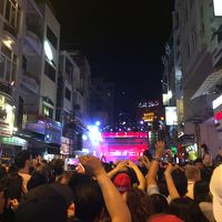 ブイビエン通り。ステージの右手がＹＨの入り口だが進めない