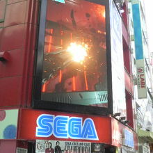 建物上の大画面ビジョンも目立ってます