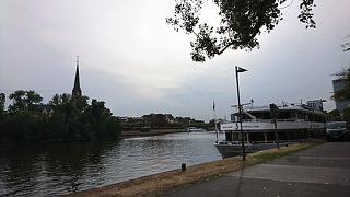 欧州中央銀行から川沿いを歩いて