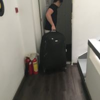 重い荷物を部屋まで運んでくれました