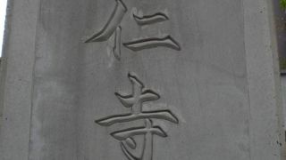 善仁寺は、神田川の北側にある寺院で、近代的なセンスを取り入れた建築様式の設計です。