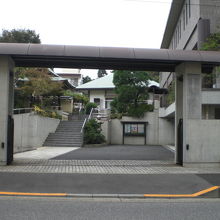 善仁寺の入口です。階段の奥に、本堂と目される建物が見えます。