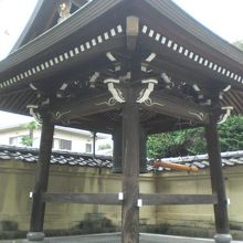 入口の左には、鐘楼があります。黒と白の対比で、端正な感じです