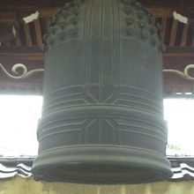 入口の左の鐘楼の鐘です。年期の入った歴史を感じさせる鐘です。