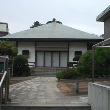 階段を上がると、本堂を思わせる建物があります。静かさを感じま