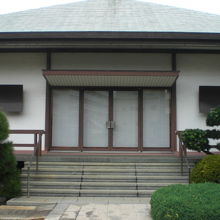 善仁寺の本堂と目される建物です。静かな環境の中ににあります。