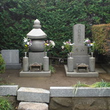善仁寺の敷地の中には、諸処にわたり碑や仏塔が置かれています。