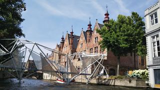 右に左に中世の街並み