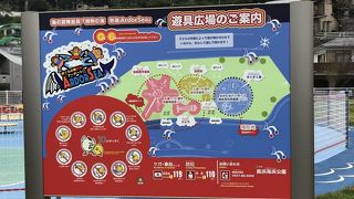 複合大型遊具広場で幼児も楽しく遊べます。