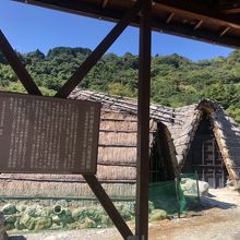 わらぶきの湯の花小屋が並びます